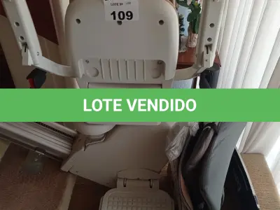 LOTE 109 - 01 ELEVADOR PARA ESCADAS ACORN (NO ESTADO, NÃO SABEMOS SE FUNCIONA. LEILÃO NÃO TEM GARANTIA E NEM DEVOLUÇÃO).