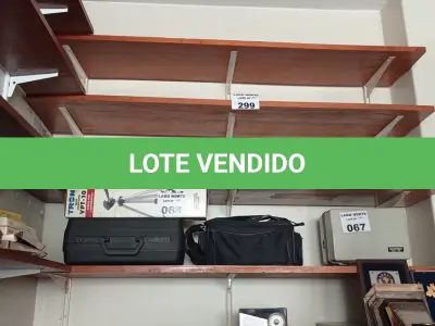 LOTE 299 - 01 PRATELEIRA EM MADEIRA (NO ESTADO, NÃO SABEMOS SE FUNCIONA. LEILÃO NÃO TEM GARANTIA E NEM DEVOLUÇÃO).