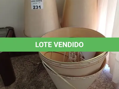 LOTE 231 - 02 ABAJURES EM METAL (NO ESTADO, NÃO SABEMOS SE FUNCIONA. LEILÃO NÃO TEM GARANTIA E NEM DEVOLUÇÃO).