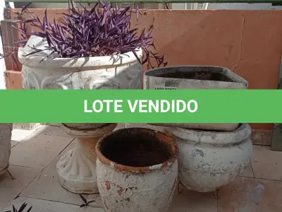 LOTE 264 - 05 JARROS EM CIMENTO E BARRO PARA PLANTAS (NO ESTADO, NÃO SABEMOS SE FUNCIONA. LEILÃO NÃO TEM GARANTIA E NEM DEVOLUÇÃO).