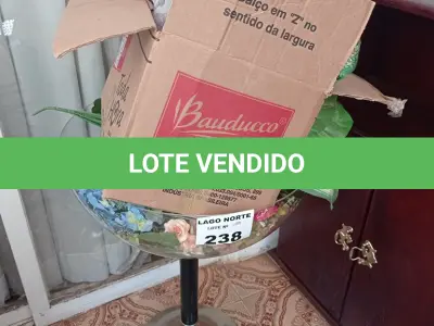 LOTE 238 - 01 TAÇA EM ACRÍLICO E PLANTAS ARTIFICIAIS PARA DECORAÇÃO (NO ESTADO, NÃO SABEMOS SE FUNCIONA. LEILÃO NÃO TEM GARANTIA E NEM DEVOLUÇÃO).