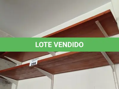 LOTE 299 - 01 PRATELEIRA EM MADEIRA (NO ESTADO, NÃO SABEMOS SE FUNCIONA. LEILÃO NÃO TEM GARANTIA E NEM DEVOLUÇÃO).