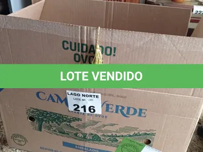 LOTE 216 - 01 LOTE COM GARRAFAS DE VINHO E WHISKY PARA DECORAÇÃO (NO ESTADO, NÃO SABEMOS SE FUNCIONA. LEILÃO NÃO TEM GARANTIA E NEM DEVOLUÇÃO).