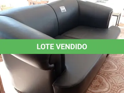 LOTE 245 - 01 SOFÁ EM COURINO PRETO (NO ESTADO, NÃO SABEMOS SE FUNCIONA. LEILÃO NÃO TEM GARANTIA E NEM DEVOLUÇÃO).