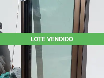 LOTE 259 - 03 PORTAS DE CORRER DE VIDRO COM MOLDURA EM ALUMÍNIO (NO ESTADO, NÃO SABEMOS SE FUNCIONA. LEILÃO NÃO TEM GARANTIA E NEM DEVOLUÇÃO).