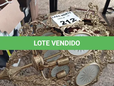 LOTE 212 - 01 LUSTRE GRANDE EM METAL (NO ESTADO, NÃO SABEMOS SE FUNCIONA. LEILÃO NÃO TEM GARANTIA E NEM DEVOLUÇÃO).