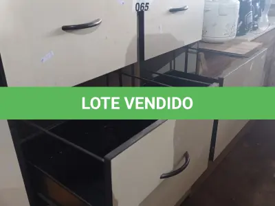 LOTE 065 - 02 ARQUIVOS EM MADEIRA COM 04 GAVETAS CADA. (NO ESTADO, LEILÃO NÃO TEM GARANTIA E NEM DEVOLUÇÃO, SUJEITO A POSSÍVEIS AVARIAS VISÍVEIS/OCULTAS E/OU AUSÊNCIA DE COMPONENTES).