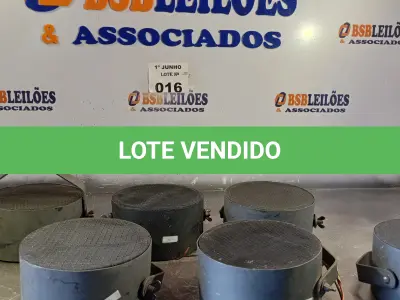 LOTE 016 - 06 ALTO-FALANTES COM SUPORTE DE FERRO. (NO ESTADO, LEILÃO NÃO TEM GARANTIA E NEM DEVOLUÇÃO, SUJEITO A POSSÍVEIS AVARIAS VISÍVEIS/OCULTAS E/OU AUSÊNCIA DE COMPONENTES).