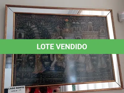 LOTE 230 - 01 QUADRO DECORATIVO COM MOLDURA DOURADA (NO ESTADO, NÃO SABEMOS SE FUNCIONA. LEILÃO NÃO TEM GARANTIA E NEM DEVOLUÇÃO).