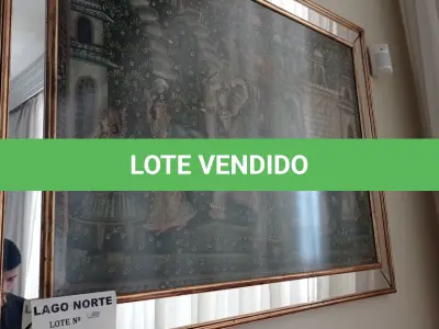 LOTE 230 - 01 QUADRO DECORATIVO COM MOLDURA DOURADA (NO ESTADO, NÃO SABEMOS SE FUNCIONA. LEILÃO NÃO TEM GARANTIA E NEM DEVOLUÇÃO).
