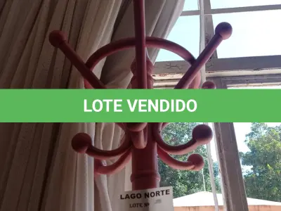 LOTE 183 - 01 LOTE COM CABIDEIRO, MESINHA EM MADEIRA E CADEIRA ANTIGA NA COR ROSA (NO ESTADO, NÃO SABEMOS SE FUNCIONA. LEILÃO NÃO TEM GARANTIA E NEM DEVOLUÇÃO).