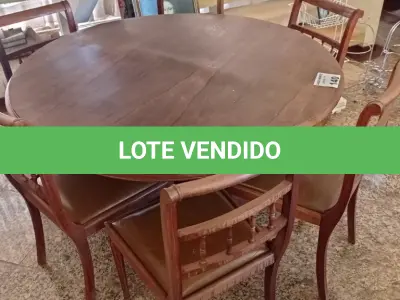 LOTE 140 - 01 MESA REDONDA EM MADEIRA COM 06 CADEIRAS EM MADEIRA ANTIGA (NO ESTADO, NÃO SABEMOS SE FUNCIONA. LEILÃO NÃO TEM GARANTIA E NEM DEVOLUÇÃO).