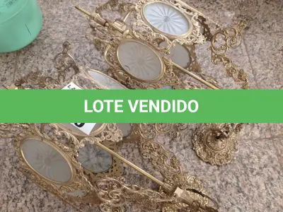 LOTE 199 - 02 LUSTRES EM METAL (NO ESTADO, NÃO SABEMOS SE FUNCIONA. LEILÃO NÃO TEM GARANTIA E NEM DEVOLUÇÃO).