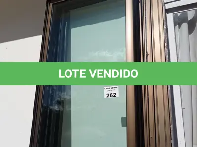 LOTE 262 - 03 PORTAS DE CORRER DE VIDRO COM MOLDURA EM ALUMÍNIO (NO ESTADO, NÃO SABEMOS SE FUNCIONA. LEILÃO NÃO TEM GARANTIA E NEM DEVOLUÇÃO).