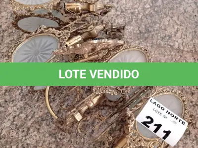 LOTE 211 - 04 LUSTRES EM METAL (NO ESTADO, NÃO SABEMOS SE FUNCIONA. LEILÃO NÃO TEM GARANTIA E NEM DEVOLUÇÃO).