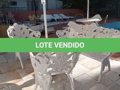 LOTE 278 - 01 CONJUNTO DE CADEIRAS DE FERRO FUNDIDO BRANCAS PARA JARDIM COM SOMBREIRO (NO ESTADO, NÃO SABEMOS SE FUNCIONA. LEILÃO NÃO TEM GARANTIA E NEM DEVOLUÇÃO).