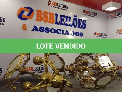 LOTE 234 - 02 LUSTRES EM METAIS (NO ESTADO, NÃO SABEMOS SE FUNCIONA. LEILÃO NÃO TEM GARANTIA E NEM DEVOLUÇÃO).