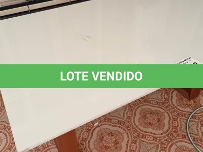 LOTE 242 - 01 MESA EM MADEIRA COM TAMPO EM VIDRO (NO ESTADO, NÃO SABEMOS SE FUNCIONA. LEILÃO NÃO TEM GARANTIA E NEM DEVOLUÇÃO).