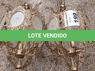 LOTE 199 - 02 LUSTRES EM METAL (NO ESTADO, NÃO SABEMOS SE FUNCIONA. LEILÃO NÃO TEM GARANTIA E NEM DEVOLUÇÃO).