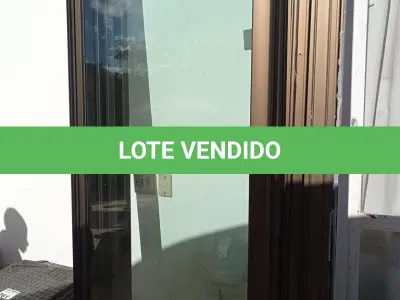 LOTE 262 - 03 PORTAS DE CORRER DE VIDRO COM MOLDURA EM ALUMÍNIO (NO ESTADO, NÃO SABEMOS SE FUNCIONA. LEILÃO NÃO TEM GARANTIA E NEM DEVOLUÇÃO).