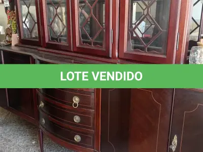 LOTE 178 - 01 CRISTALEIRA ANTIGA (NO ESTADO, NÃO SABEMOS SE FUNCIONA. LEILÃO NÃO TEM GARANTIA E NEM DEVOLUÇÃO).