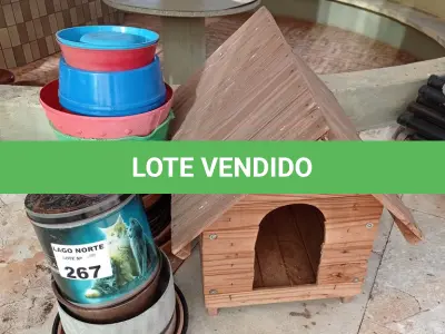 LOTE 267 - 01 CASINHA EM MADEIRA PARA CACHORRO E VASILHAS PLÁSTICA PARA PLANTAS (NO ESTADO, NÃO SABEMOS SE FUNCIONA. LEILÃO NÃO TEM GARANTIA E NEM DEVOLUÇÃO).