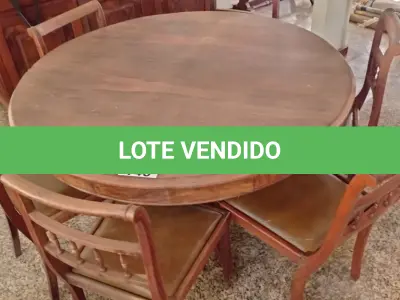 LOTE 140 - 01 MESA REDONDA EM MADEIRA COM 06 CADEIRAS EM MADEIRA ANTIGA (NO ESTADO, NÃO SABEMOS SE FUNCIONA. LEILÃO NÃO TEM GARANTIA E NEM DEVOLUÇÃO).