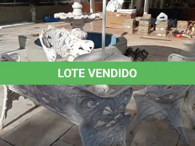 LOTE 273 - 01 CONJUNTO DE CADEIRAS DE FERRO FUNDIDO BRANCAS PARA JARDIM COM SOMBREIRO (NO ESTADO, NÃO SABEMOS SE FUNCIONA. LEILÃO NÃO TEM GARANTIA E NEM DEVOLUÇÃO).