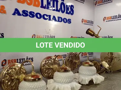LOTE 235 - 04 LUMINÁRIAS COM ACABAMENTO EM METAL (NO ESTADO, NÃO SABEMOS SE FUNCIONA. LEILÃO NÃO TEM GARANTIA E NEM DEVOLUÇÃO).