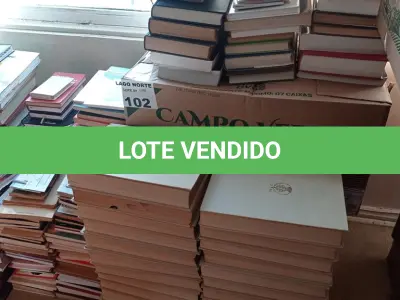 LOTE 102 - 01 LOTE COM LIVROS DIVERSOS E ENCICLOPÉDIA (NO ESTADO, NÃO SABEMOS SE FUNCIONA. LEILÃO NÃO TEM GARANTIA E NEM DEVOLUÇÃO).