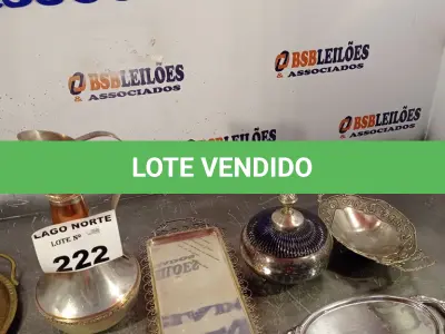LOTE 222 - 01 LOTE COM TRAVESSAS E 01 JARRO PARA DECORAÇÃO (NO ESTADO, NÃO SABEMOS SE FUNCIONA. LEILÃO NÃO TEM GARANTIA E NEM DEVOLUÇÃO).