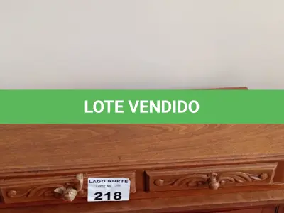 LOTE 218 - 01 MÓVEL ANTIGO EM MADEIRA (NO ESTADO, NÃO SABEMOS SE FUNCIONA. LEILÃO NÃO TEM GARANTIA E NEM DEVOLUÇÃO).