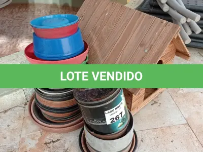 LOTE 267 - 01 CASINHA EM MADEIRA PARA CACHORRO E VASILHAS PLÁSTICA PARA PLANTAS (NO ESTADO, NÃO SABEMOS SE FUNCIONA. LEILÃO NÃO TEM GARANTIA E NEM DEVOLUÇÃO).