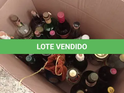 LOTE 216 - 01 LOTE COM GARRAFAS DE VINHO E WHISKY PARA DECORAÇÃO (NO ESTADO, NÃO SABEMOS SE FUNCIONA. LEILÃO NÃO TEM GARANTIA E NEM DEVOLUÇÃO).