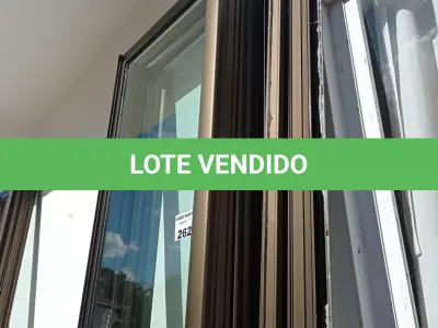 LOTE 262 - 03 PORTAS DE CORRER DE VIDRO COM MOLDURA EM ALUMÍNIO (NO ESTADO, NÃO SABEMOS SE FUNCIONA. LEILÃO NÃO TEM GARANTIA E NEM DEVOLUÇÃO).