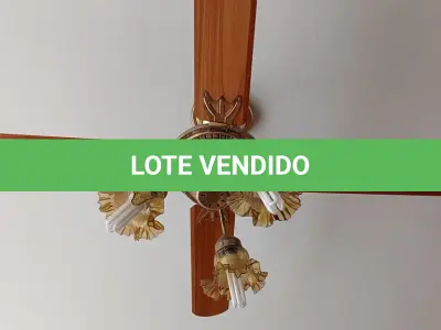 LOTE 296 - 01 VENTILADOR DE TETO DOURADO COM PÁS EM MADEIRA (NO ESTADO, NÃO SABEMOS SE FUNCIONA. LEILÃO NÃO TEM GARANTIA E NEM DEVOLUÇÃO).