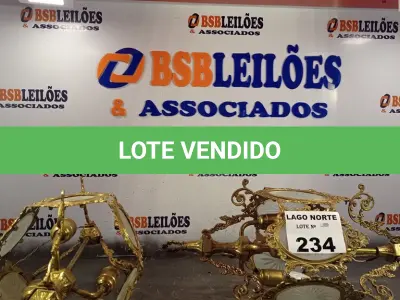LOTE 234 - 02 LUSTRES EM METAIS (NO ESTADO, NÃO SABEMOS SE FUNCIONA. LEILÃO NÃO TEM GARANTIA E NEM DEVOLUÇÃO).