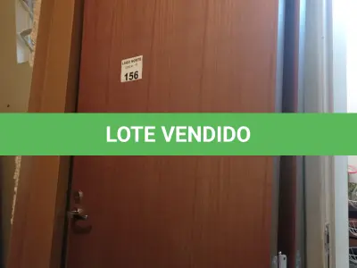 LOTE 156 - 02 PORTAS EM MADEIRA COM PORTAIS (NO ESTADO, NÃO SABEMOS SE FUNCIONA. LEILÃO NÃO TEM GARANTIA E NEM DEVOLUÇÃO).