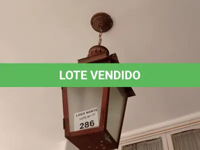 LOTE 286 - 02 LUSTRES ANTIGOS COM VIDROS (NO ESTADO, NÃO SABEMOS SE FUNCIONA. LEILÃO NÃO TEM GARANTIA E NEM DEVOLUÇÃO).