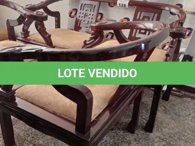 LOTE 128 - 03 POLTRONAS EM MADEIRA ANTIGA (NO ESTADO, NÃO SABEMOS SE FUNCIONA. LEILÃO NÃO TEM GARANTIA E NEM DEVOLUÇÃO).