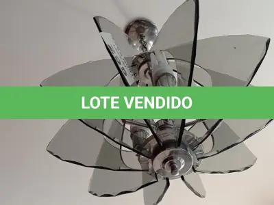 LOTE 295 - 01 LUSTRE DE TETO COM VIDROS E LÂMPADAS (NO ESTADO, NÃO SABEMOS SE FUNCIONA. LEILÃO NÃO TEM GARANTIA E NEM DEVOLUÇÃO).