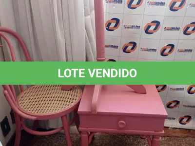 LOTE 183 - 01 LOTE COM CABIDEIRO, MESINHA EM MADEIRA E CADEIRA ANTIGA NA COR ROSA (NO ESTADO, NÃO SABEMOS SE FUNCIONA. LEILÃO NÃO TEM GARANTIA E NEM DEVOLUÇÃO).