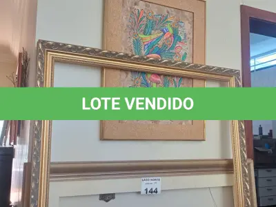 LOTE 144 - 01 QUADRO COM MOLDURA EM MADEIRA E CORTIÇA E 2 MOLDURAS (NO ESTADO, NÃO SABEMOS SE FUNCIONA. LEILÃO NÃO TEM GARANTIA E NEM DEVOLUÇÃO).