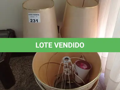 LOTE 231 - 02 ABAJURES EM METAL (NO ESTADO, NÃO SABEMOS SE FUNCIONA. LEILÃO NÃO TEM GARANTIA E NEM DEVOLUÇÃO).