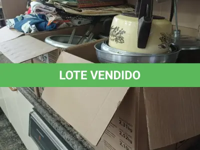 LOTE 167 - 01 LOTE COM UTENSÍLIOS DE COZINHA E PANELAS (NO ESTADO, NÃO SABEMOS SE FUNCIONA. LEILÃO NÃO TEM GARANTIA E NEM DEVOLUÇÃO). 