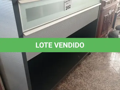 LOTE 202 - 01 ARMÁRIO COM 02 GAVETAS EM MADEIRA (NO ESTADO, NÃO SABEMOS SE FUNCIONA. LEILÃO NÃO TEM GARANTIA E NEM DEVOLUÇÃO).