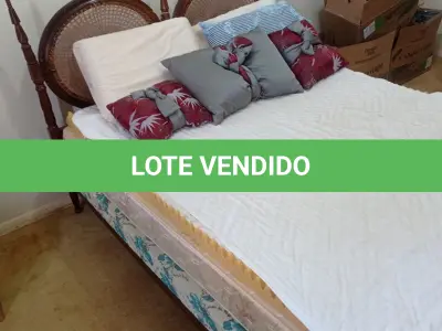 LOTE 051 - 01 CAMA CASAL EM MADEIRA ANTIGA COM COLCHOES (NO ESTADO, NÃO SABEMOS SE FUNCIONA. LEILÃO NÃO TEM GARANTIA E NEM DEVOLUÇÃO).