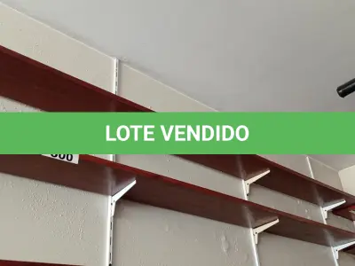 LOTE 300 - 01 PRATELEIRA EM MADEIRA (NO ESTADO, NÃO SABEMOS SE FUNCIONA. LEILÃO NÃO TEM GARANTIA E NEM DEVOLUÇÃO).