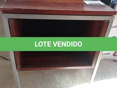 LOTE 096 - 01 MESINHA DE CENTRO EM MADEIRA (NO ESTADO, NÃO SABEMOS SE FUNCIONA. LEILÃO NÃO TEM GARANTIA E NEM DEVOLUÇÃO).