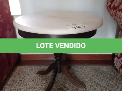 LOTE 123 - 01 MESINHA DE CENTRO EM MADEIRA COM TAMPO EM MÁRMORE BRANCA (NO ESTADO, NÃO SABEMOS SE FUNCIONA. LEILÃO NÃO TEM GARANTIA E NEM DEVOLUÇÃO).